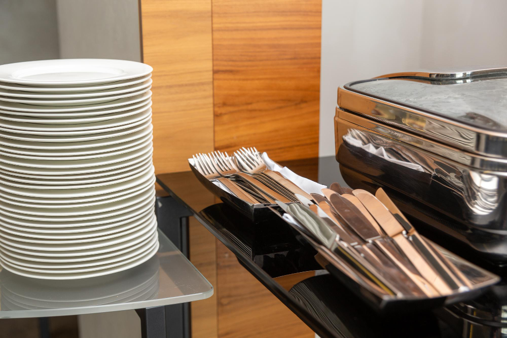 Sauber gespülte Teller und Besteck in einer Hotelküche – Spülservice Nasseri GmbH
